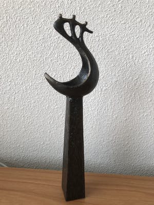 Brons (Onbekend) - Zwaar bronzen beeld op zuil - " Geen golf te hoog " kopen? Bied vanaf 20!
