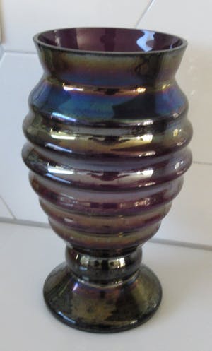 Niet of onleesbaar gesigneerd - Art Nouveau Irise paars glazen ribbelvaas kopen? Bied vanaf 10!