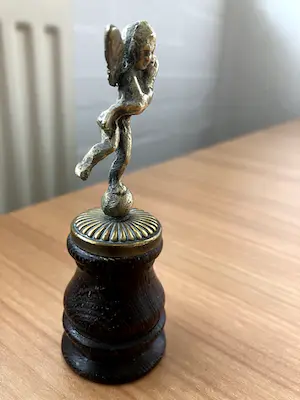 Brons (Onbekend) - Beeldje van Cupido op houten voetje. kopen? Bied vanaf 25!