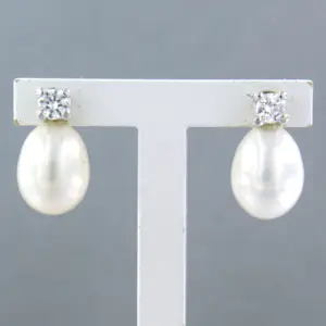 18k wit gouden oorknoppen met parel en briljant geslepen diamant kopen? Bied vanaf 280!