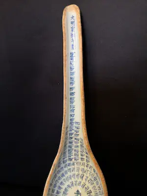 Niet of onleesbaar gesigneerd - CHINA; Blue & White Spoon, gemerkt verticaal zes karakter Kaishu kopen? Bied vanaf 1!