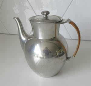 Just Andersen - Art deco tinnen theepot met gevlochten rieten handvat kopen? Bied vanaf 1!