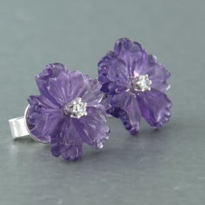 18k wit gouden oorknoppen bezet met amethist en briljant geslepen diamant kopen? Bied vanaf 170!