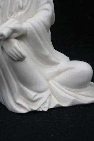 Niet of onleesbaar gesigneerd - Paar Chinese Blanc de Chine Porseleinen Guanyin Kwan Yin Beeldjes Begin 20thC kopen? Bied vanaf 1!