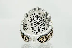 55- Bijzondere  zilveren, 9 kt en metalen "gothic" ring met zwarte steen kopen? Bied vanaf 30!