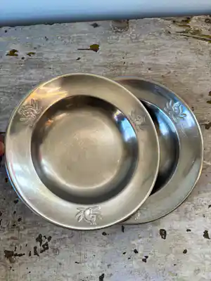 GERO - 2 zeldzame Vintage Gero Zilmeta kinderbordjes, eekhoorn reliëf, 50ies kopen? Bied vanaf 20!