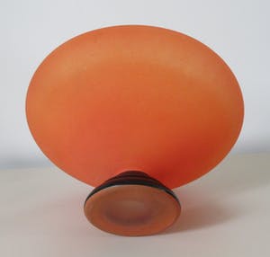 Niet of onleesbaar gesigneerd - Art deco oranje gesatineerde glazen schaal op voet kopen? Bied vanaf 1!