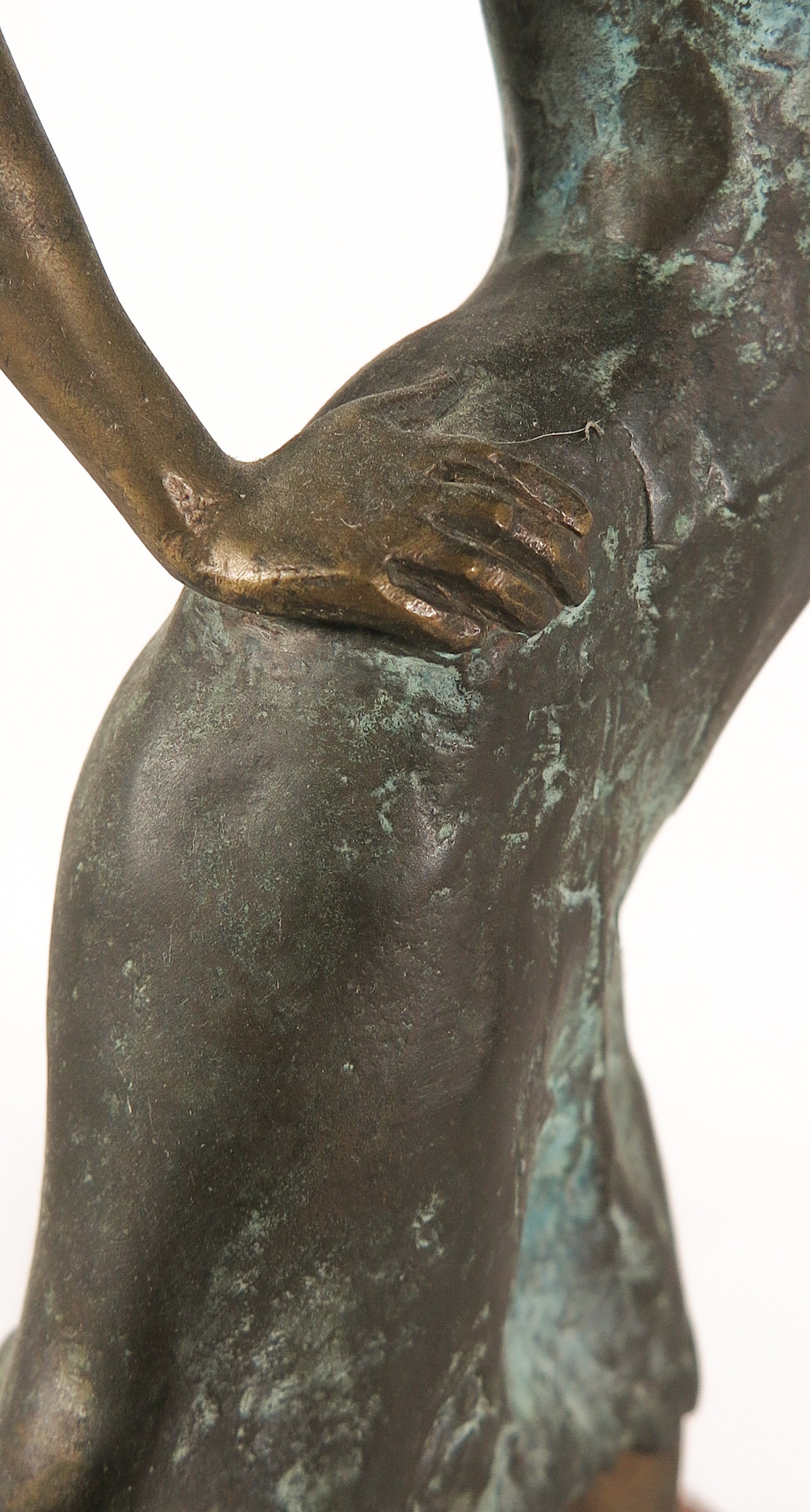 Lászlo Kutas - Groot bronzen beeld, Meisje in deuropening Verkocht 