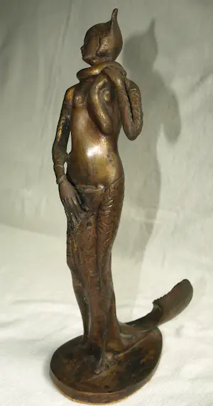 Brons (Onbekend) - Bronzen beeld , Vrouw – in Art Deco stijl – hoogte 38 cm. kopen? Bied vanaf 1!