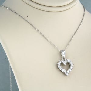 18K Goud - witgouden collier met een hanger bezet met briljant geslepen diamant 0.30 ct. kopen? Bied vanaf 340!