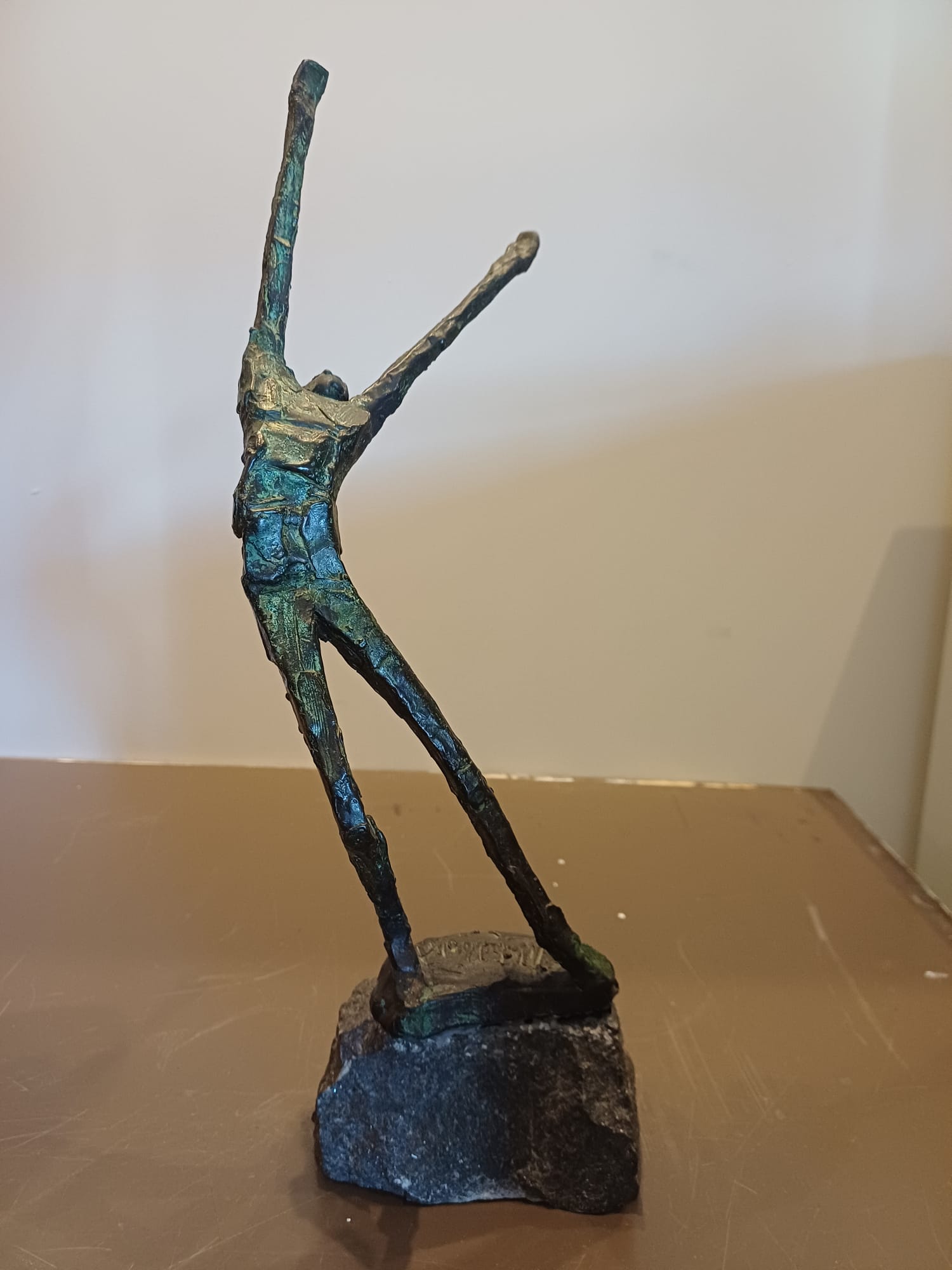 Jits Bakker - Bronzen sculptuur: figuur met uitgestrekte armen kopen? Bied vanaf 899!