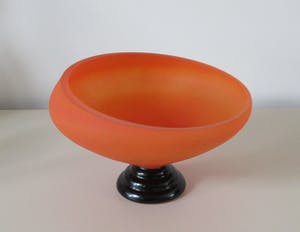 Niet of onleesbaar gesigneerd - Art deco oranje gesatineerde glazen schaal op voet kopen? Bied vanaf 1!