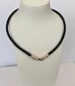Zwart rubberen colier met gouden sluiting kopen? Bied vanaf 80!