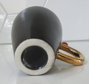 Niet of onleesbaar gesigneerd - Twee Studio Keramische kop- en schotels "Koeien met bellen" kopen? Bied vanaf 10!