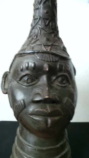 Benin - De kunst van Benin- Bronzen gieters, ivoren beeldhouwers - sculpturen . verkocht voor € 125!