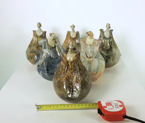 Willemijn van der Meer - Set van 6 keramieken sculpturen, Dames in jurk kopen? Bied vanaf 350!