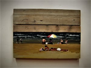 Niet of onleesbaar gesigneerd - Bijzondere op steigerhout geschilderde voorstelling "Zonnigge stranddag" gesign. kopen? Bied vanaf 10!