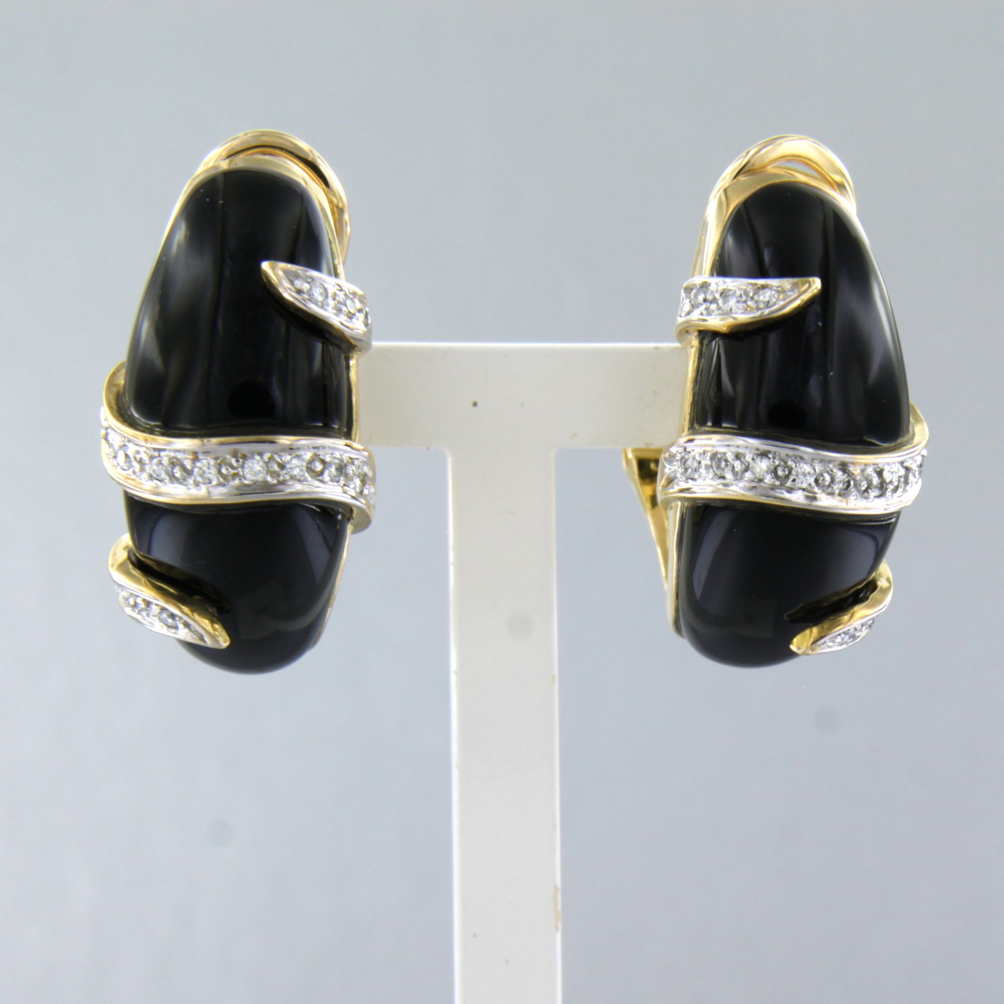 18k bicolour gouden oorclips met onyx en briljant geslepen diamant tot. 0.20ct kopen? Bied vanaf 1400!