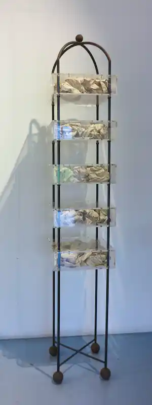 Henny Schakenraad - Mixed Media / Zeer groot object van o.a. metaal, plexiglas en papier, BEWAREN kopen? Bied vanaf 320!