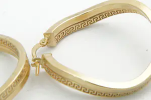 83 - Een paar 18 krt geel-gouden oorringen - golvend model met meander motief kopen? Bied vanaf 200!