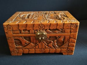 Curiosa - Antiek handgesneden houten kistje kopen? Bied vanaf 1!