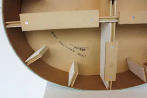 Linda Nieuwstad - Object van textiel (hout en karton), Zonder titel kopen? Bied vanaf 70!