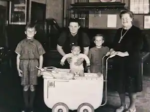 Ben van Meerendonk - originele jaren 50 foto "Amsterdam - familie in cafe Insulindeweg" kopen? Bied vanaf 43!