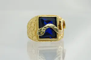23- Mooi bewerkte 18 krt gouden "slangen" ring - met gefacetteerde blauwe steen kopen? Bied vanaf 370!