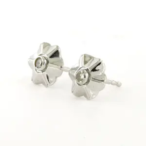 14k wit gouden oorbellen bezet met single geslepen diamanten 0.05ct kopen? Bied vanaf 120!