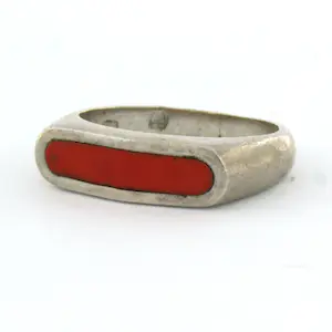 Zilveren ring versiert met rode emaille - ringmaat 16(50) kopen? Bied vanaf 1!