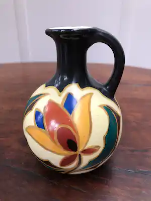 Arnhemsche Fayencefabriek - Vaasje met bloemmotief verkocht voor € 25!