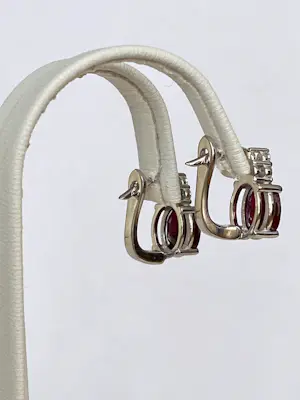 18 Kt witgouden oorbellen met rode robijnen ca 4,00 crt  en diamanten kopen? Bied vanaf 1400!
