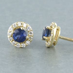 14k gouden oorknoppen bezet met een saffier en briljant geslepen diamant kopen? Bied vanaf 250!