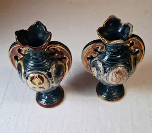 Keramiek overige - 2 vaasjes merk Romano. Dit is een antieke majolica kopen? Bied vanaf 20!