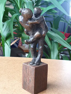 Brons (Onbekend) - Moeder met kind op rug 'Piggy back' kopen? Bied vanaf 25!