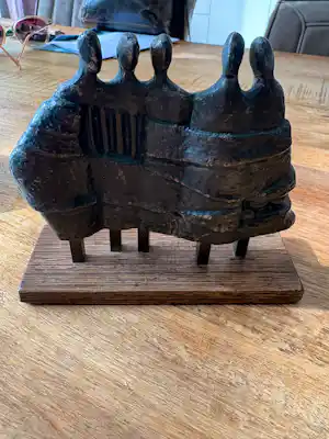 Judith Braun - Zeer fraai vormgegeven sculptuur van vijf mensfiguren die samen een muur vormen kopen? Bied vanaf 85!