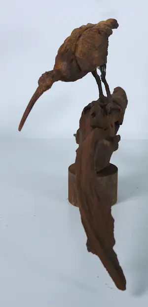 Paul Beckers - Twee sculpturen van hout, ijzer en terracotta, Vogels (ibis en uiltjes) + boek! kopen? Bied vanaf 100!