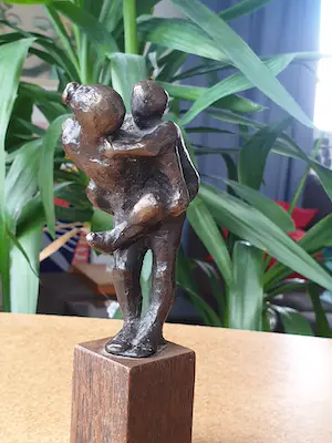 Brons (Onbekend) - Moeder met kind op rug 'Piggy back' kopen? Bied vanaf 25!