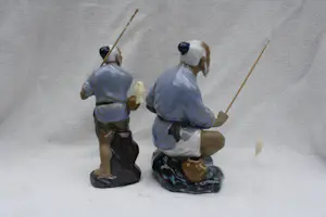 Niet of onleesbaar gesigneerd - Paar Chinese keramische Mud Man Fisherman-beeldjes (Midden 20e eeuw) kopen? Bied vanaf 1!