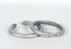 Congo - Twee aluminium armbanden met ingegraveerde geometrische decoraties kopen? Bied vanaf 1!