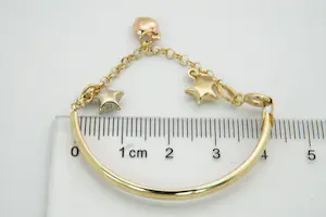 31 - Leuke 14 Krt tri-color gouden kinder armband met hangertjes kopen? Bied vanaf 125!