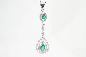 56 - Fijn 14Krt witgouden collier & (0.50ct) diamanten hanger met 2 smaragden kopen? Bied vanaf 360!
