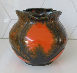 Arnhemsche Fayencefabriek - Twee oranje zwarte art deco vazen - Klaas Vet kopen? Bied vanaf 10!