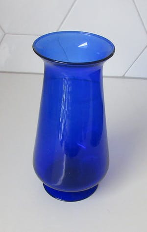 Niet of onleesbaar gesigneerd - Drie blauwe vintage glazen vazen kopen? Bied vanaf 1!
