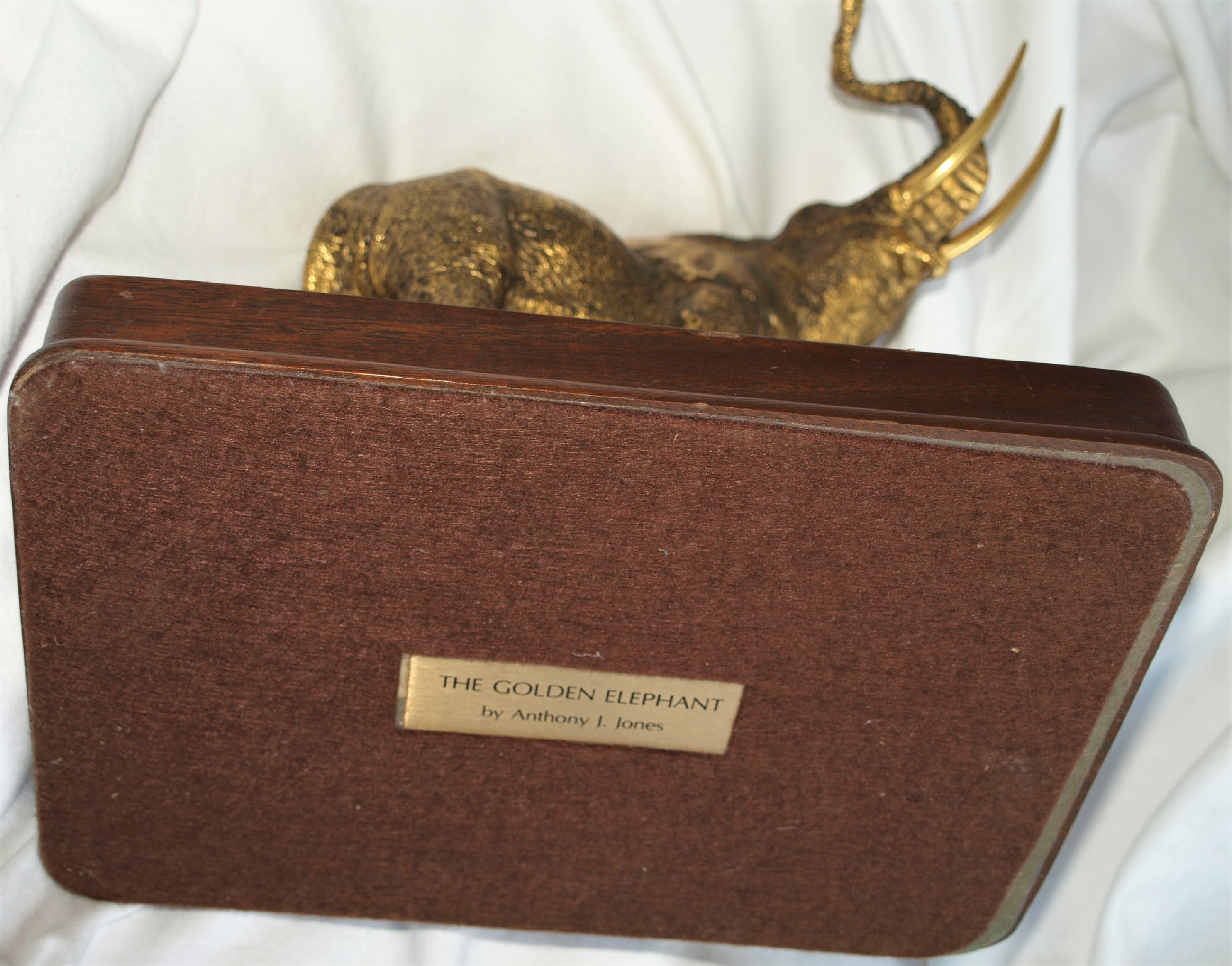 Anthony J. Jones - Bronzen beeld , The Golden Elephant – op houten