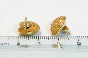13 - Mooie set hart-vormige 18krt geel-gouden oorstekers met nugget-afwerking kopen? Bied vanaf 280!
