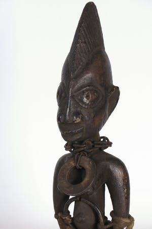 Yoruba - Houten Ibedji- of tweelingbeeld van vrouw met metalen attributen kopen? Bied vanaf 20!