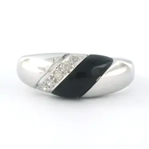 14k witgouden ring bezet met onyx en single cut geslepen diamant 0.10 ct-rm 17.5 kopen? Bied vanaf 200!