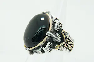 55- Bijzondere zilveren, 9 kt en metalen "gothic" ring met zwarte steen kopen? Bied vanaf 30!
