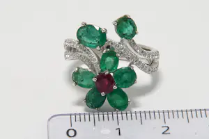 21 - 18 karaats witgouden bloem ring met diamant ca 0.50 crt briljant kopen? Bied vanaf 850!